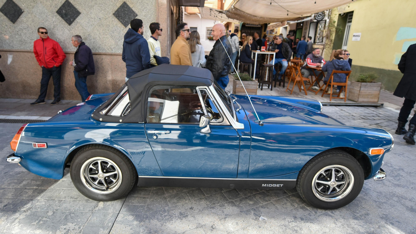 La exhibición de coches de antiguos en el centro de La Línea, en imágenes