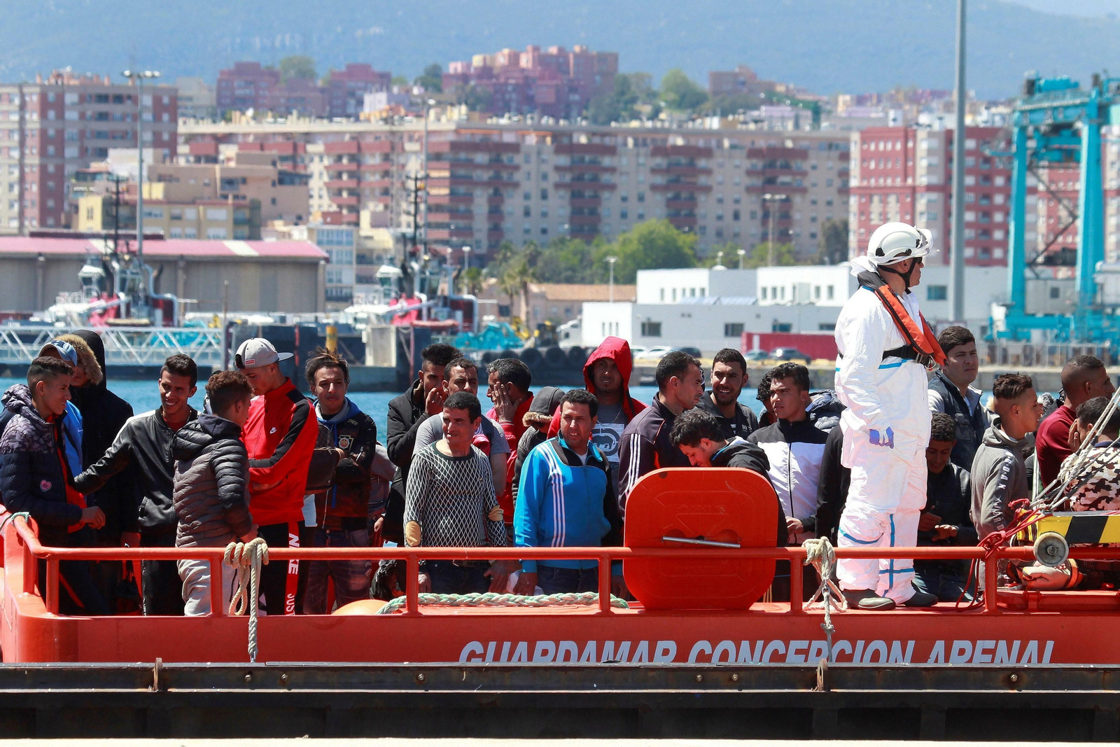 Un rescate anterior del Guardamar Concepción Arenal, la misma embarcación que ha participado este domingo en el rescate