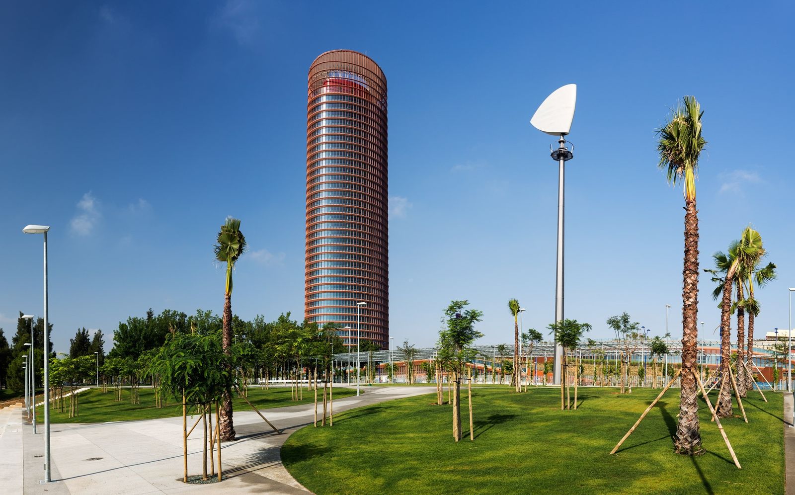 El Parque Magallanes está situado a la orilla del río y junto al complejo Torre Sevilla.