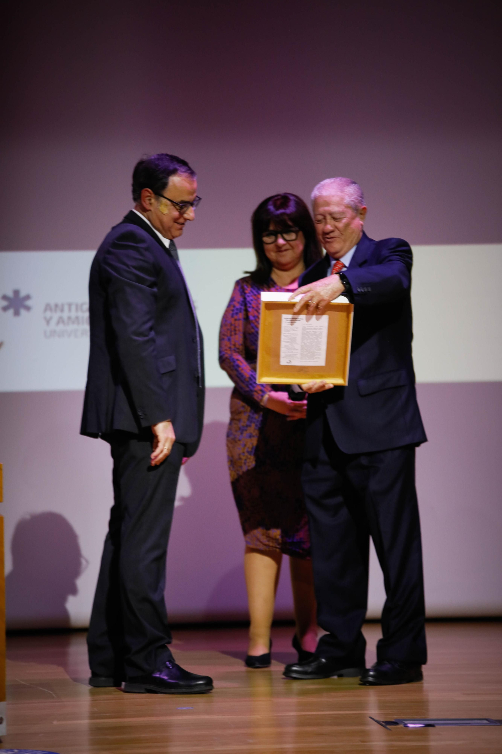 Imágenes del acto de reconocimiento a antiguos alumnos y amigos de honor en la UAL