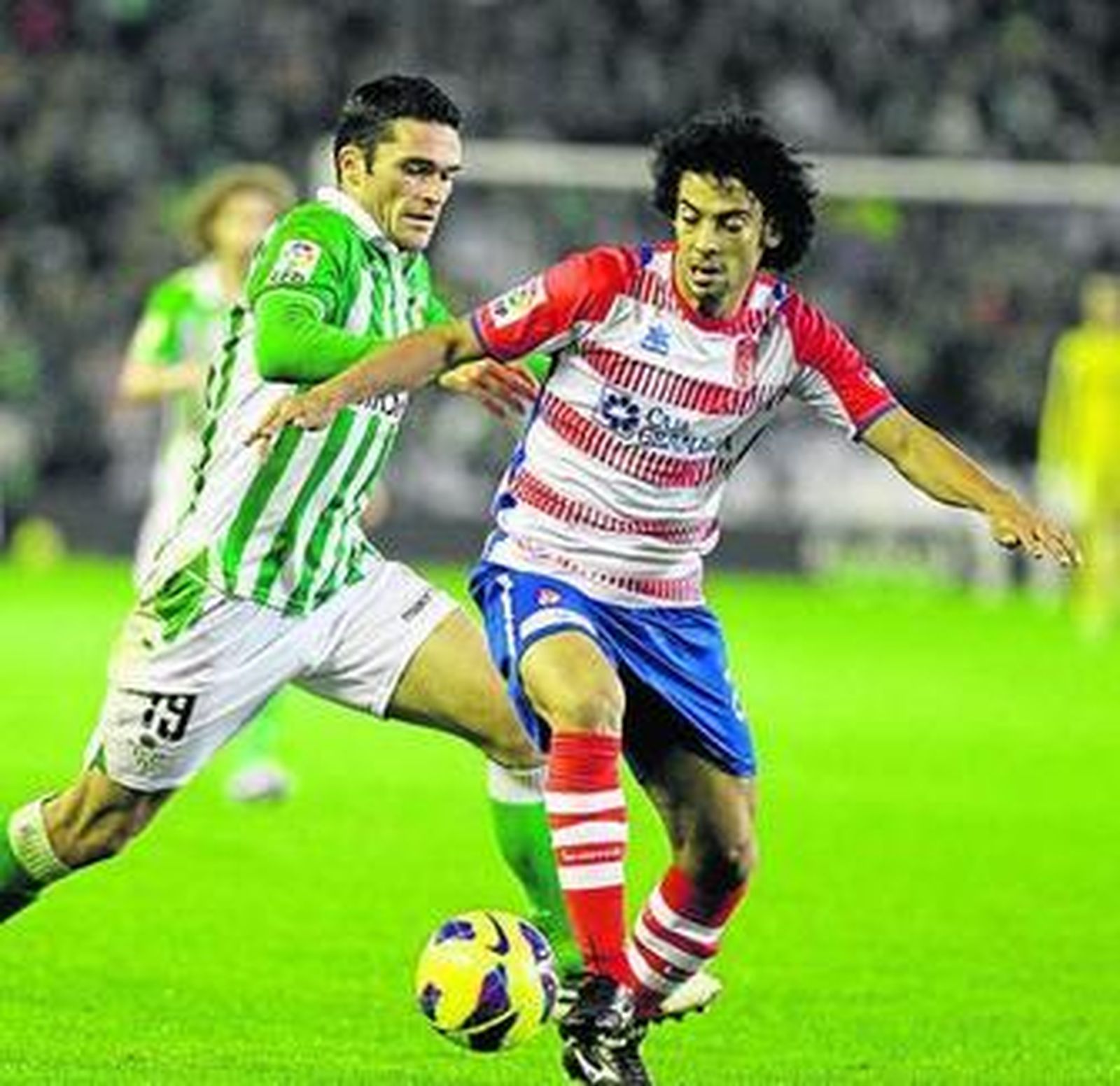 El visitante Iriney se adelanta al bético Jorge Molina.