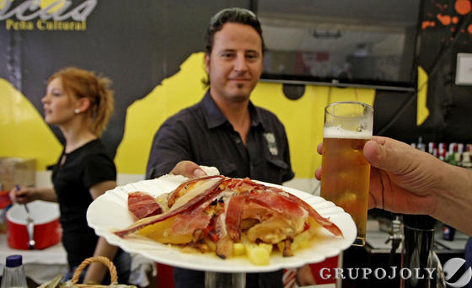 Nada como un buen plato de jamón y una copita manzanilla para refrescar la jornada de feria.

Foto: Erasmo Fenoy