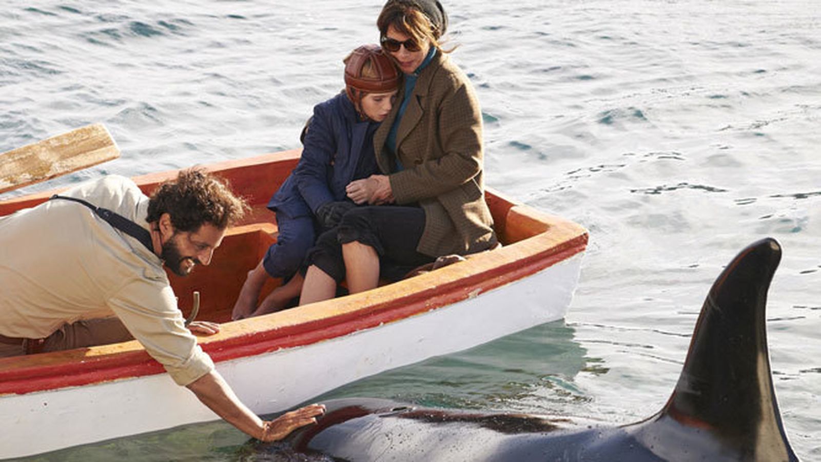 Los protagonistas de 'El faro de las orcas'.