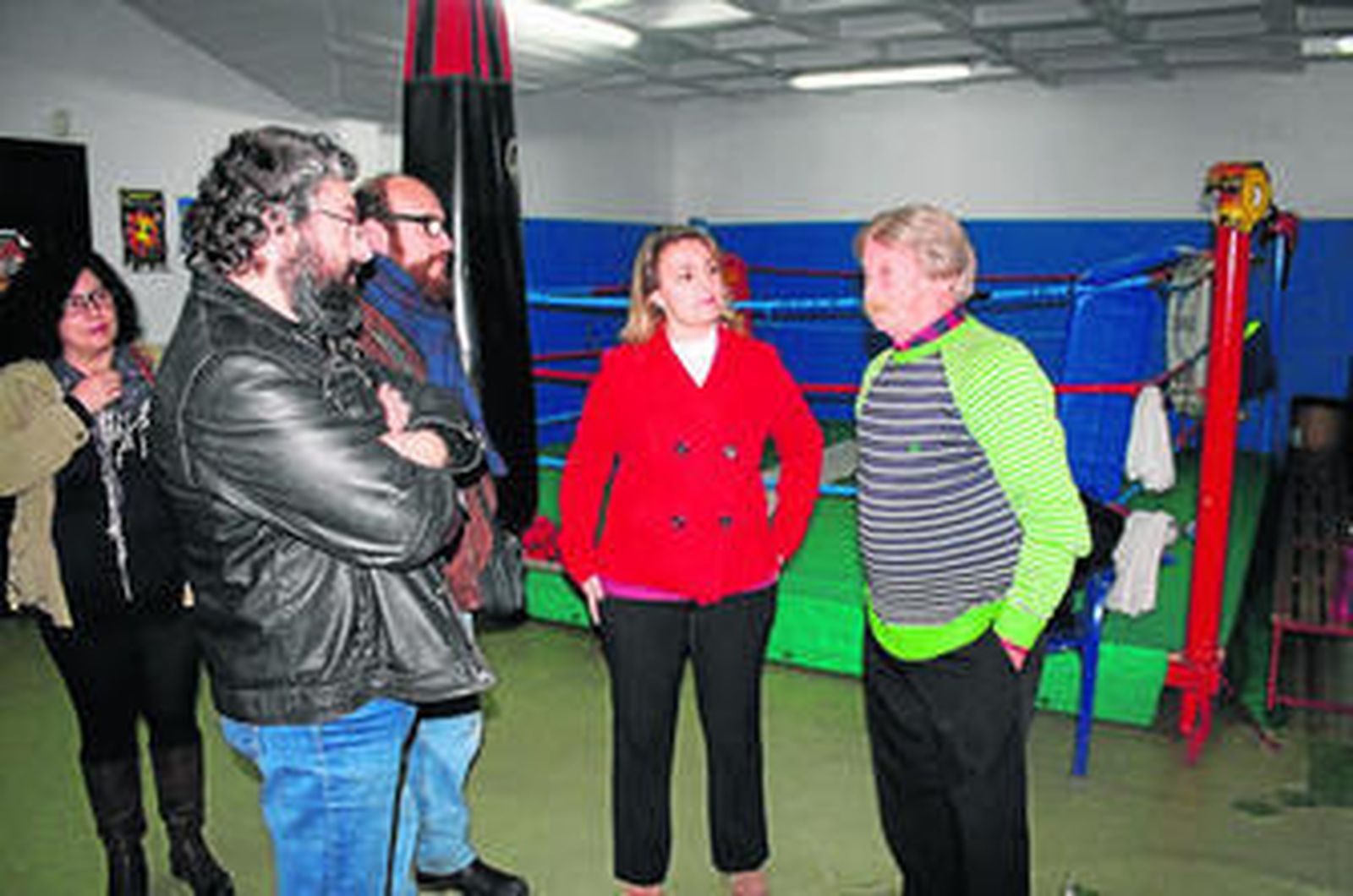 Eva Oliva con el Bigotes, en las instalaciones de su club de boxeo.
