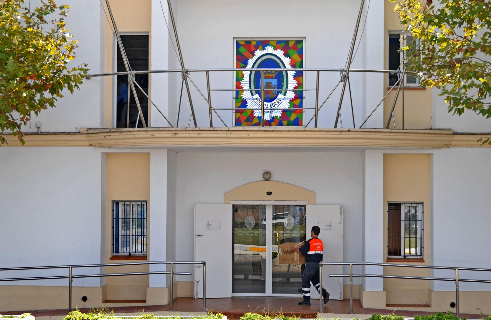Fachada principal de la Jefatura de la Policía Local de Chiclana, en una imagen de archivo.