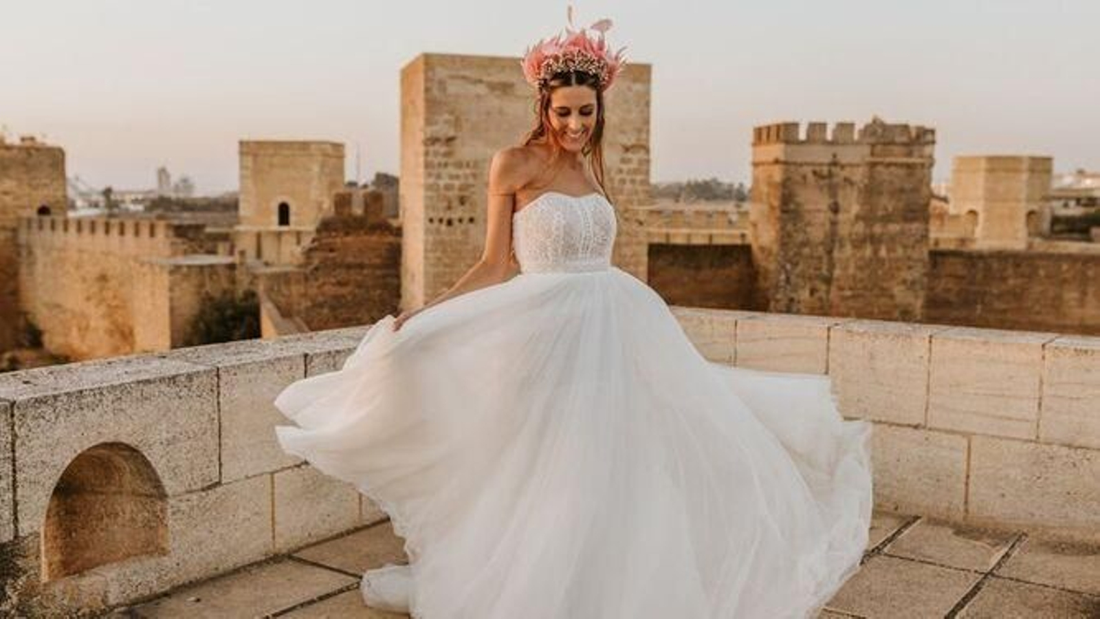Una mujer, posando con un vestido de novia.