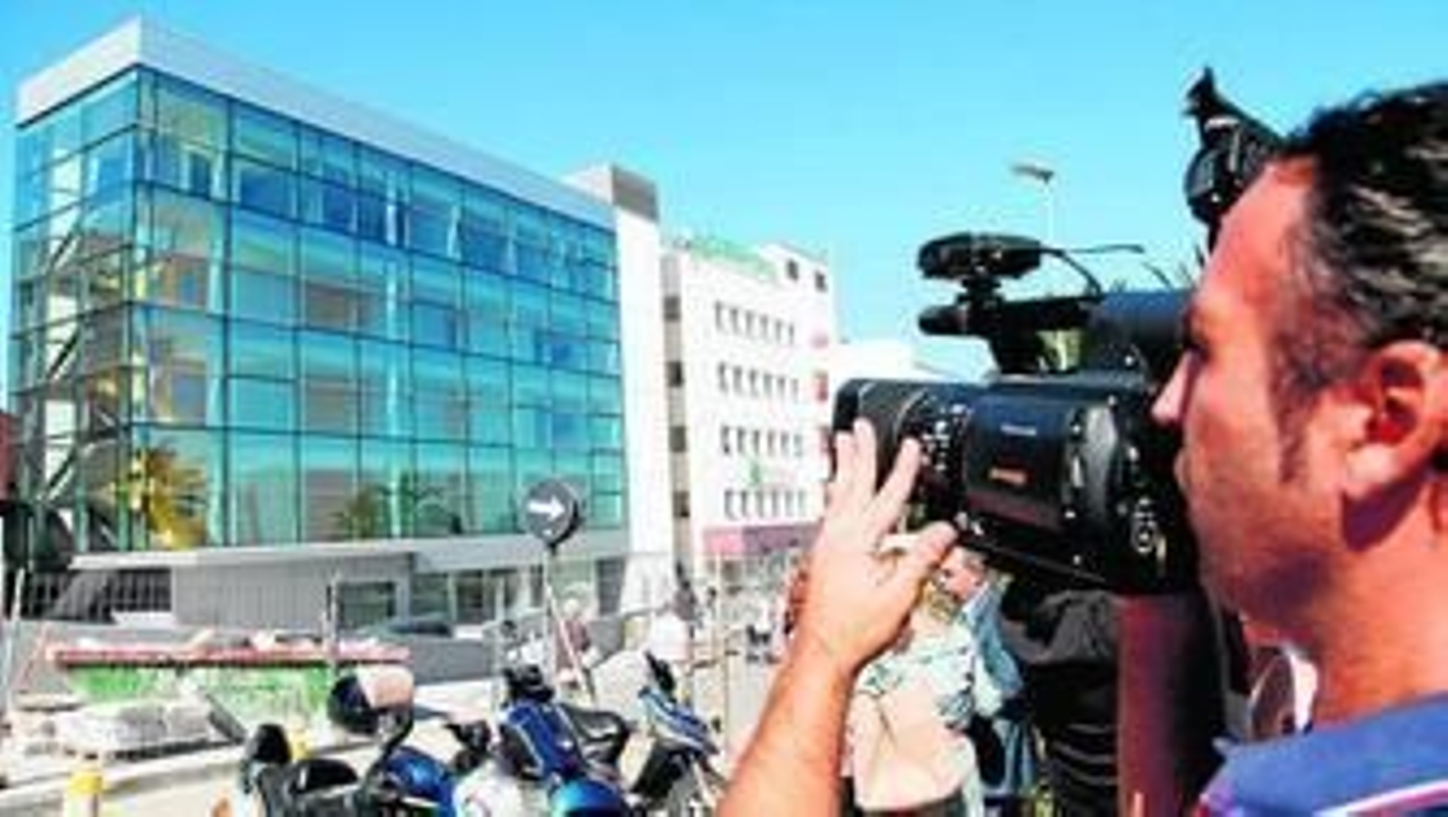 Un cámara graba el edificio de Radioterapia en una imagen retrospectiva.