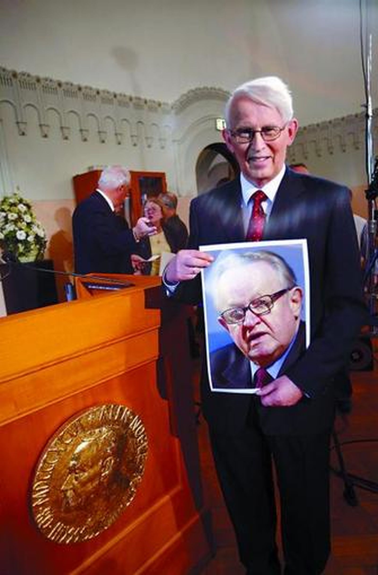 El presidente del Jurado, con una foto de Ahtisaari.