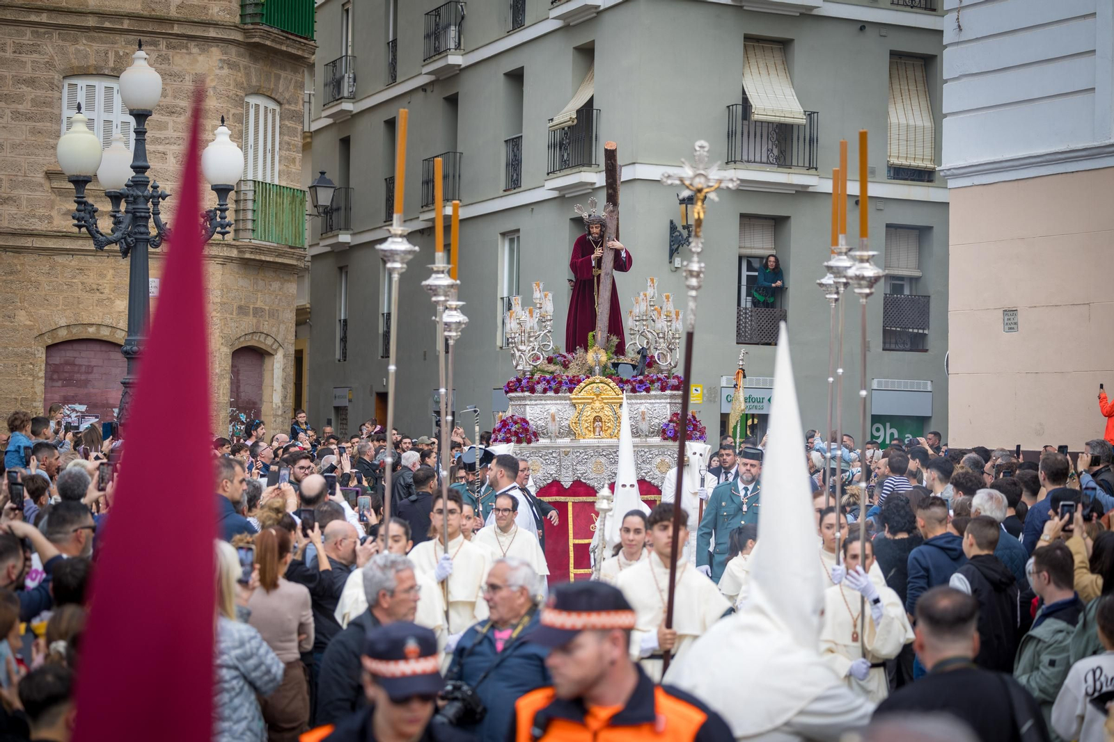 Las imágenes de la salida procesional del Nazareno de la Obediencia en la Semana Santa de Cádiz 2024