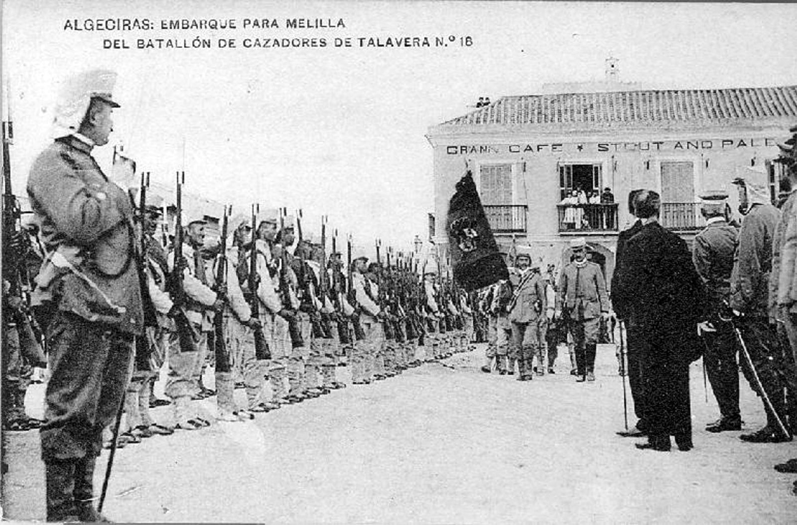 Soldados en Algeciras antes de embarcar a Melilla.