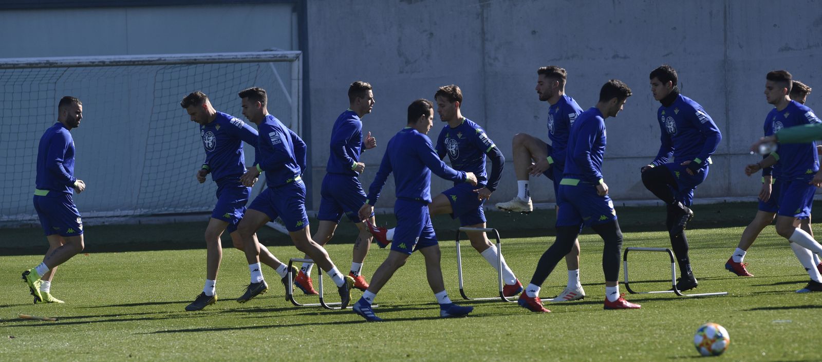 Los jugadores del Betis entrenando.