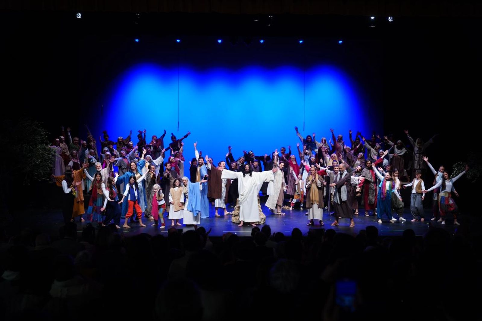 El elenco sobre las tablas en la parte final del musical.
