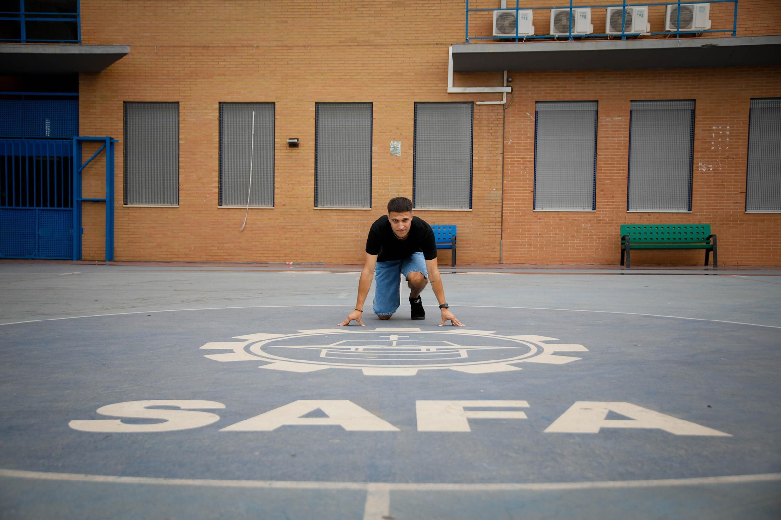 Juan Carlos simula una salida en la pista del colegio Safa.