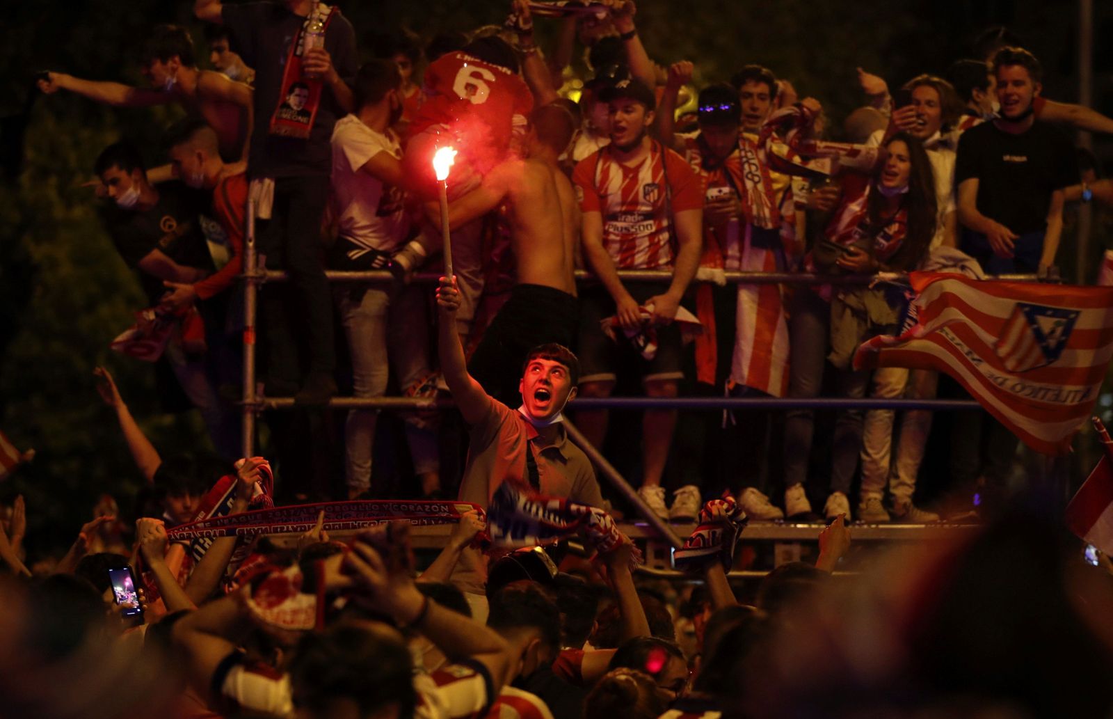 Los aficionados celebran el título del Atlético de Madrid.