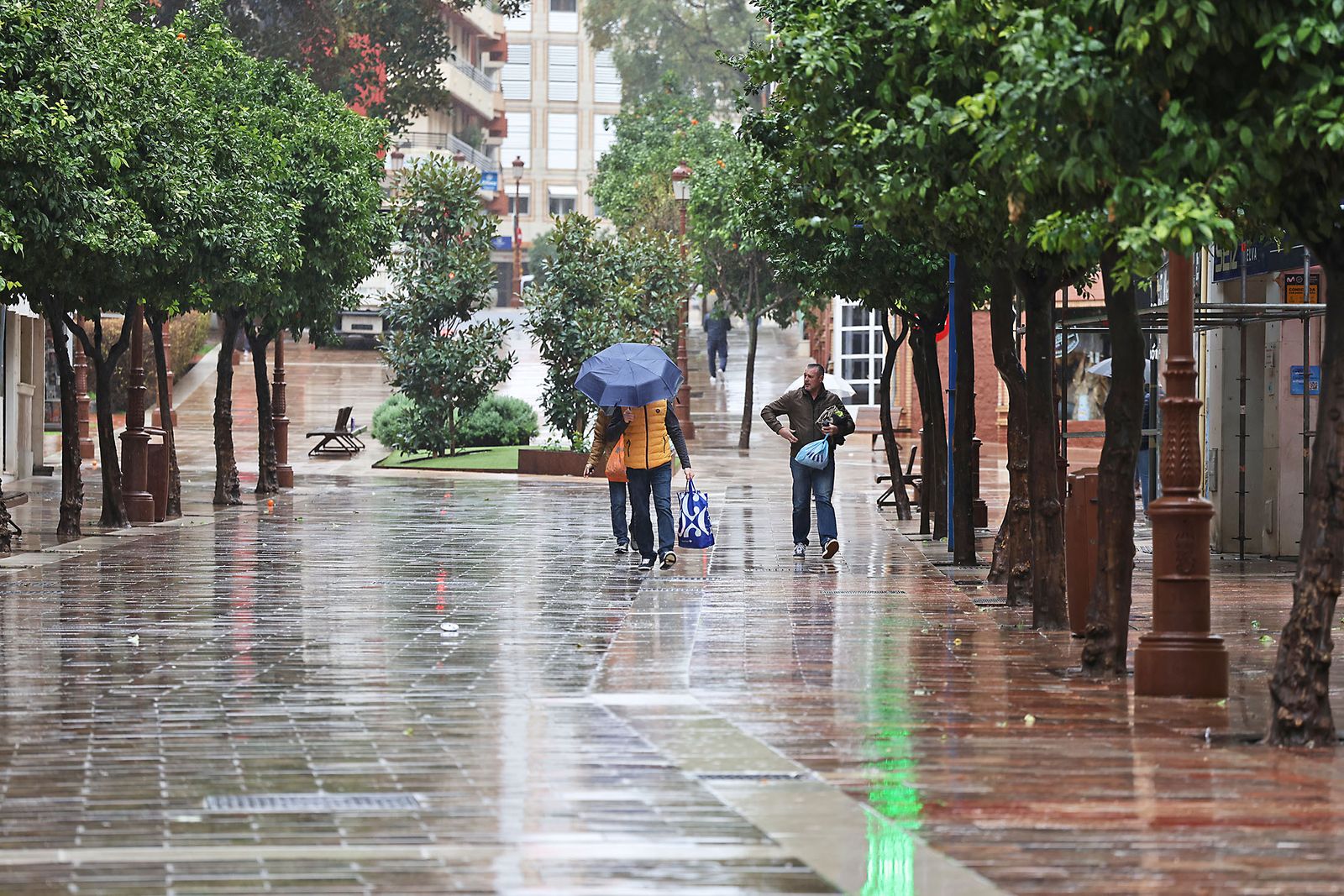 Intensas lluvias y calles desiertas en Huelva por la borrasca Marta