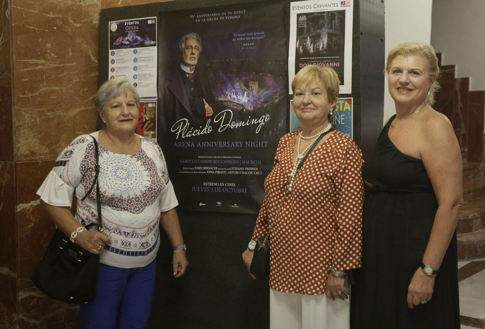 Tres admiradoras de Plácido Domingo, en el cine Cervantes antes de entrar a ver la trilogía de Verdi en Verona.