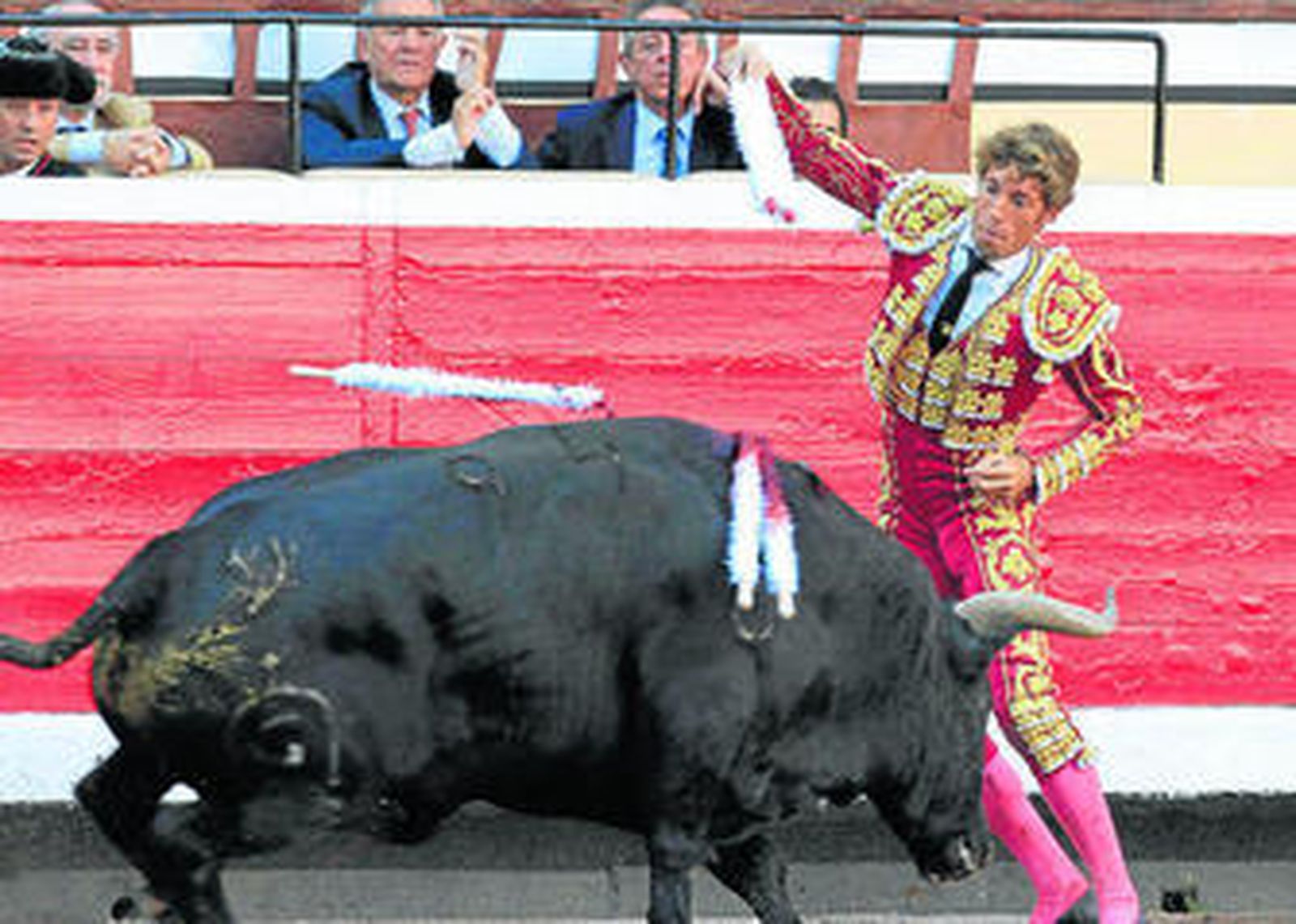 Manuel Escribano, en un par de banderillas a su primer toro, ayer, en la plaza de Bilbao.