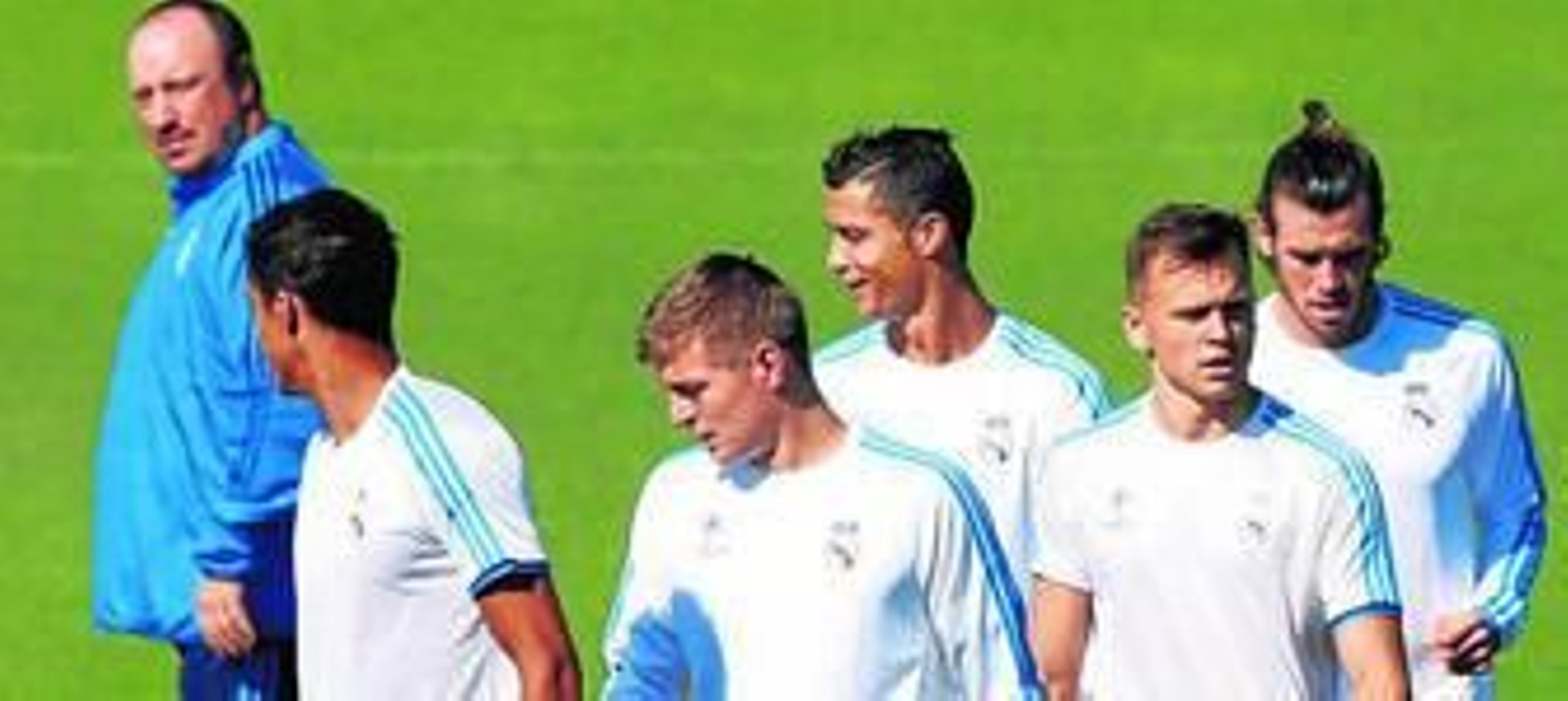 Rafa Benítez, en un entrenamiento junto a Varane, Kroos, Cristiano Ronaldo, Cheryshev y Bale.