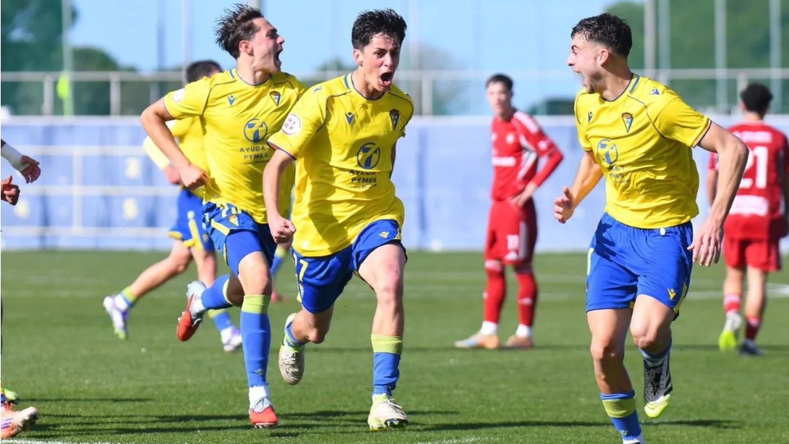 David Barroso celebra su primer gol con el Cádiz Mirandilla