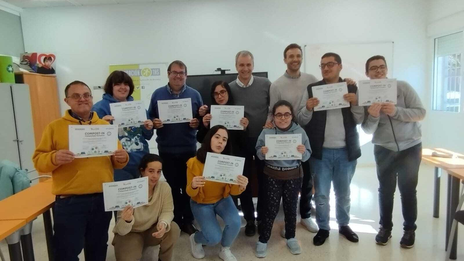 Foto de familia de los alumnos de la Fundación TAS de Brenes.
