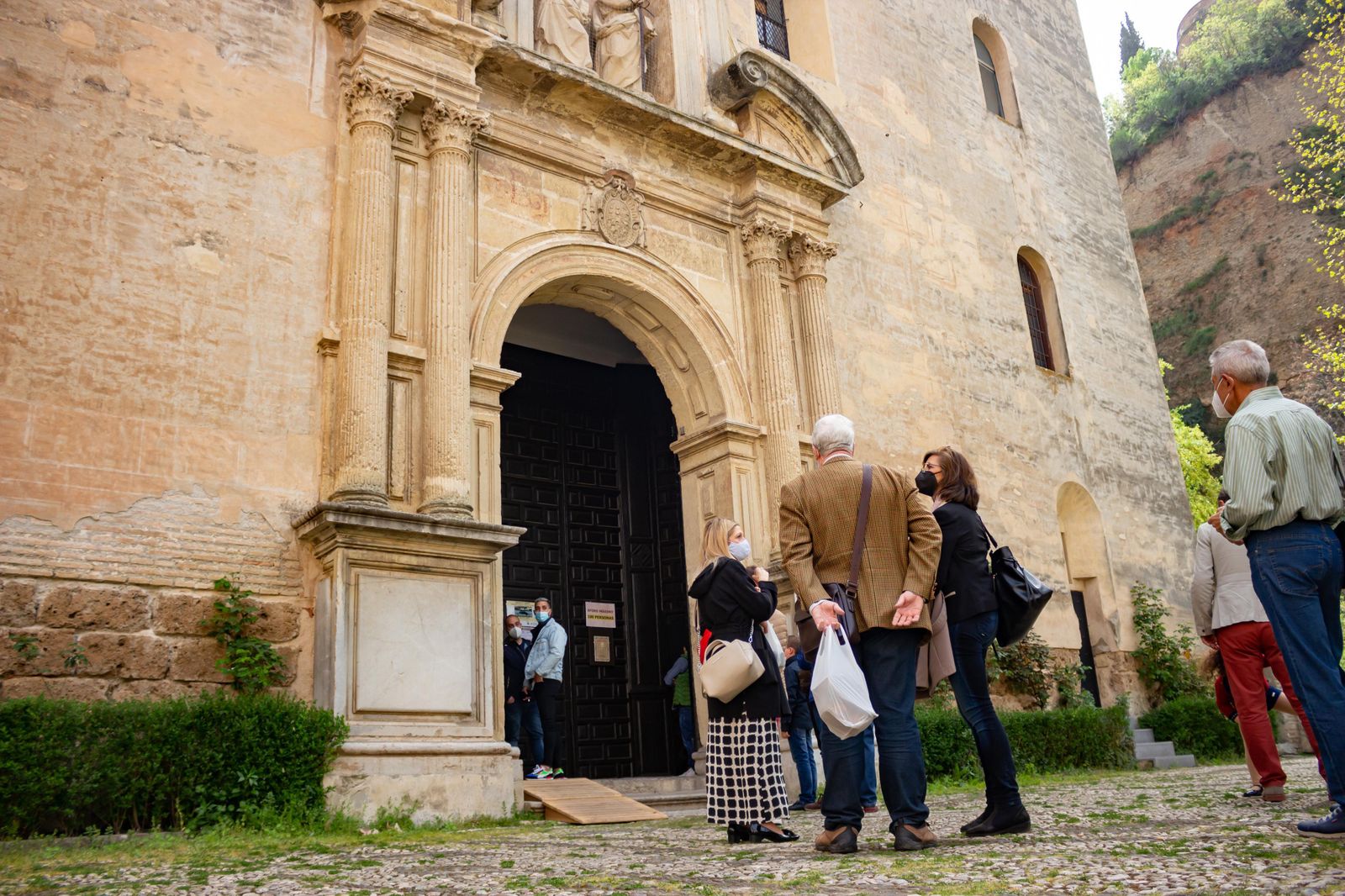 Imágenes del Lunes Santo en San Pedro con la cofradía de Los Dolores