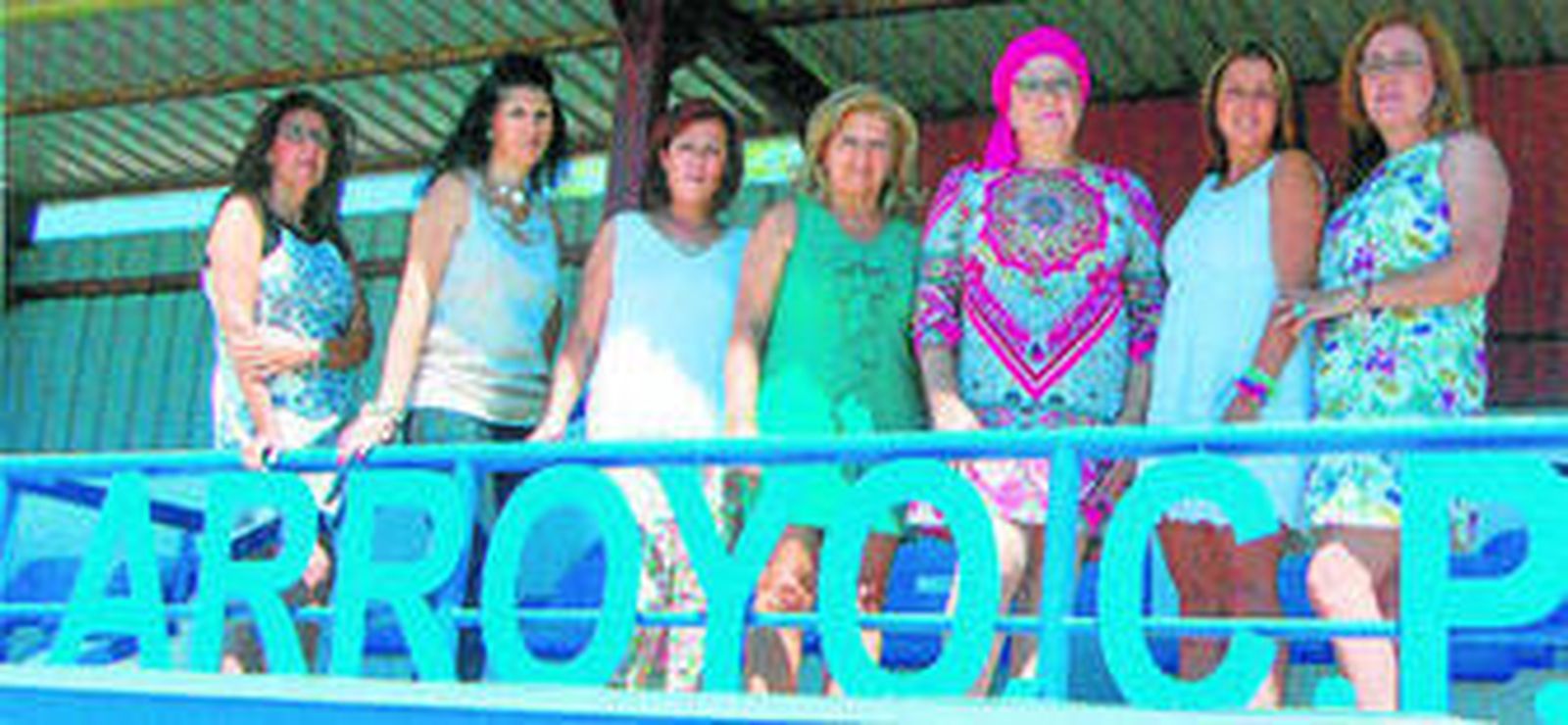 Imagen de siete de las ocho directivas del Arroyo, posando en el palco del campo en el que juega el conjunto extremeño.