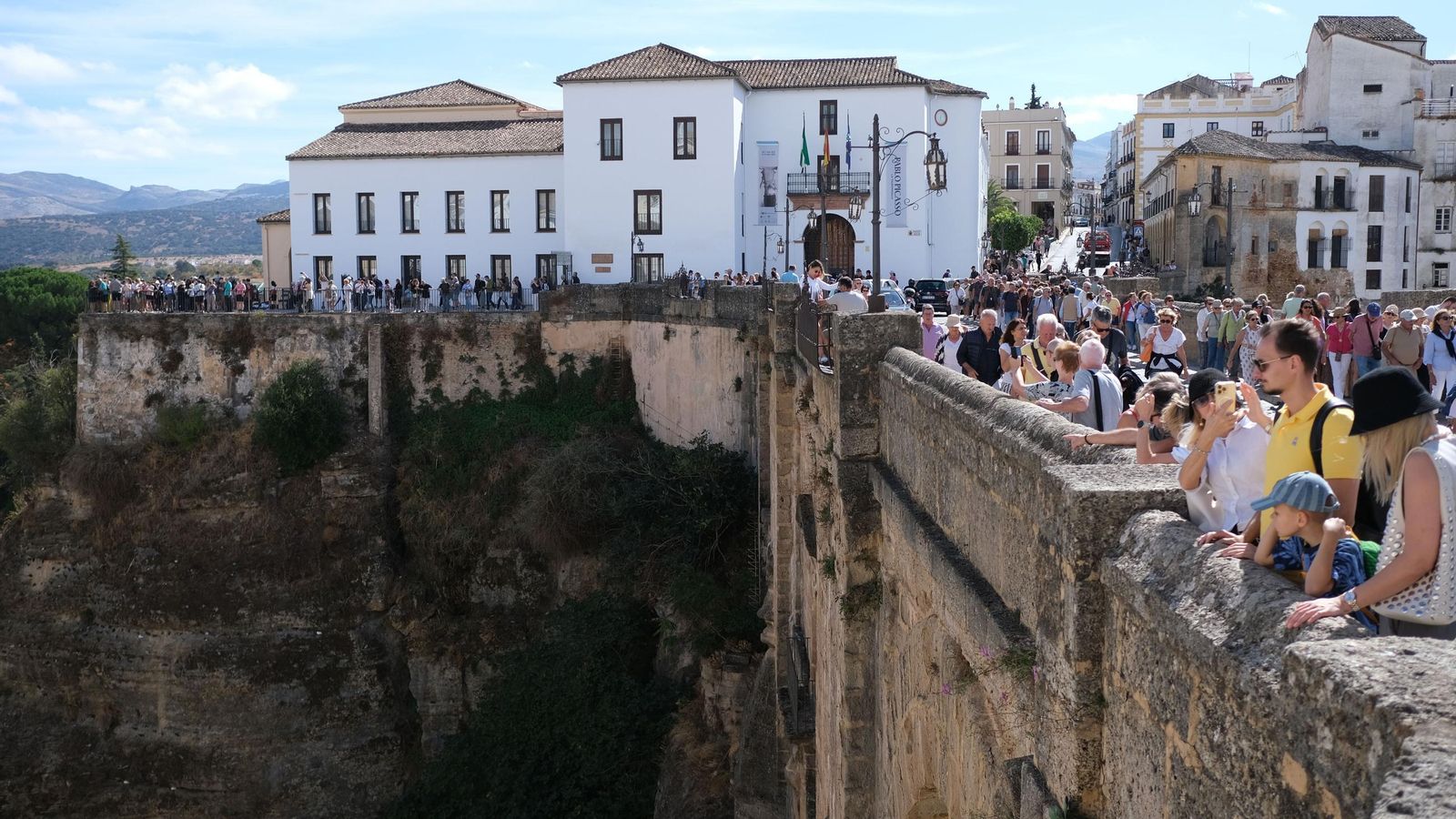 El Puente Nuevo es una de las zonas más concurridas durante la mañana.