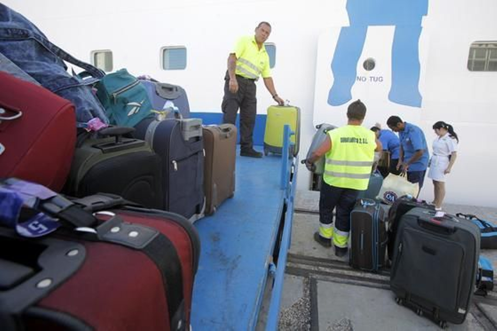 El muelle de Cádiz se estrena como puerto base e inaugura su nueva terminal de pasajeros con la salida del ´Grand Voyager´. 

Foto: Jesus Marin
