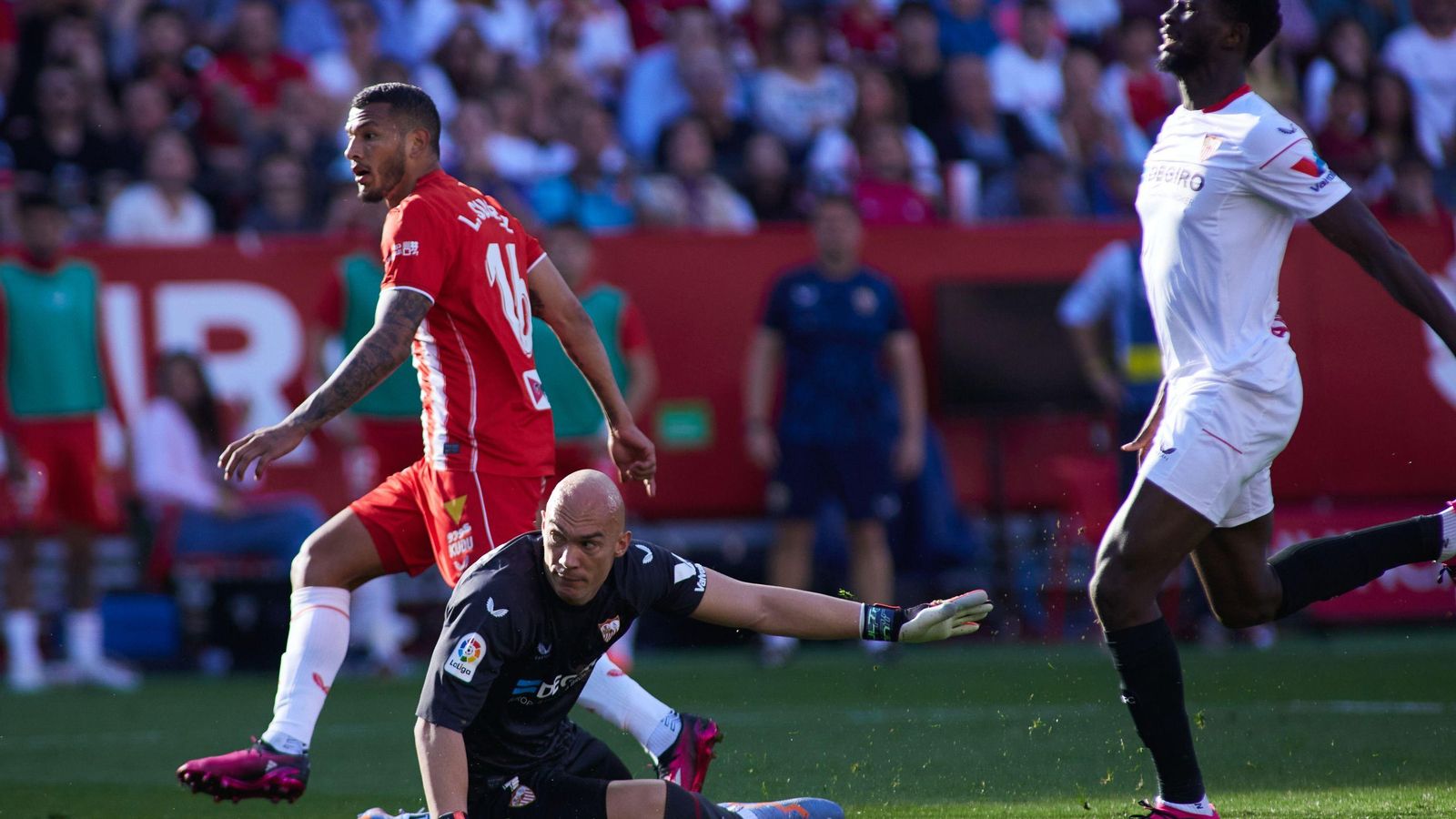 Dmitrovic, tras evitar el gol de Luis Suárez en la pérdida de Joan Jordán.