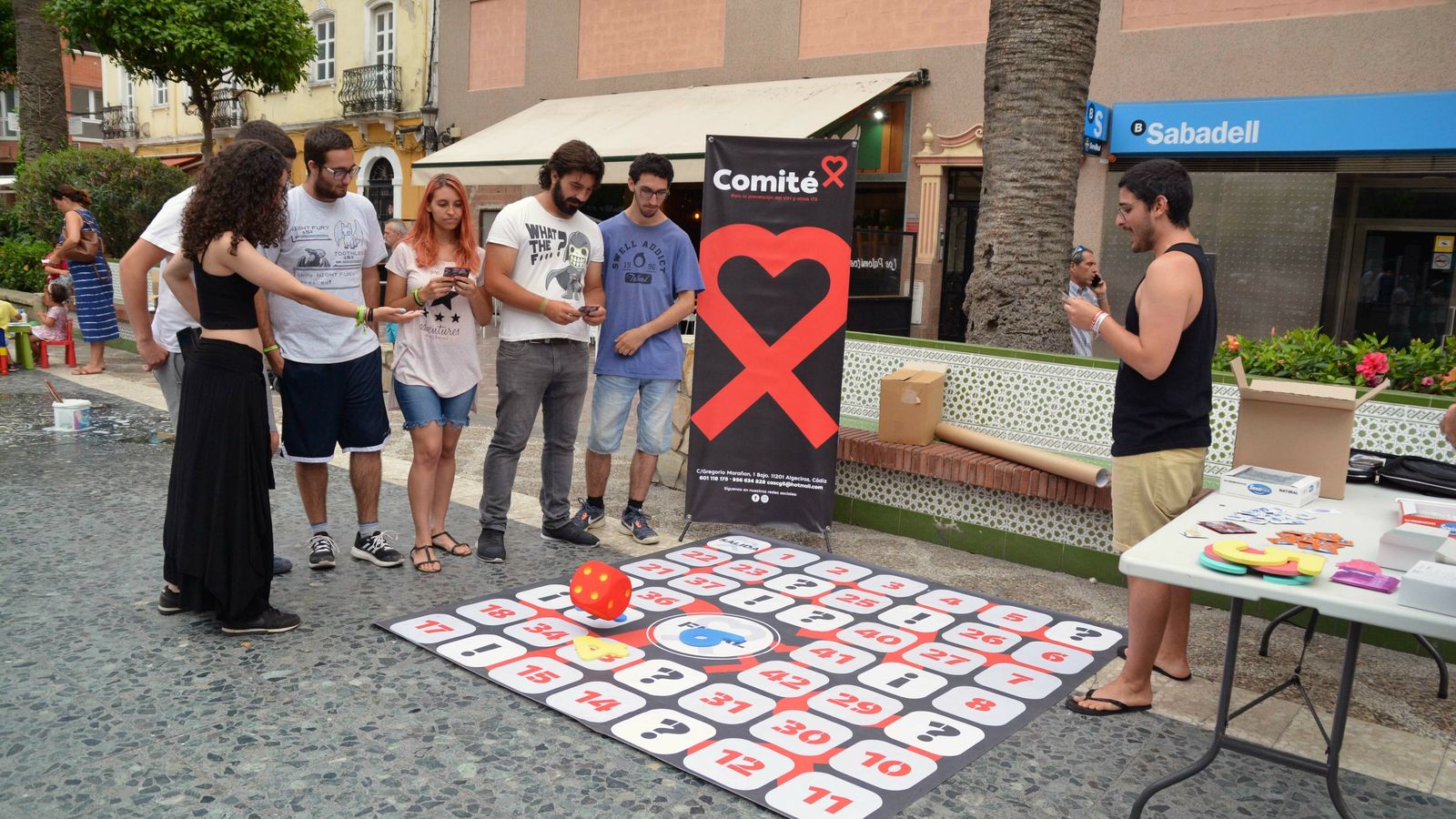 El punto informativo del Comité Antisida del Campo de Gibraltar, en la Plaza Fariñas.