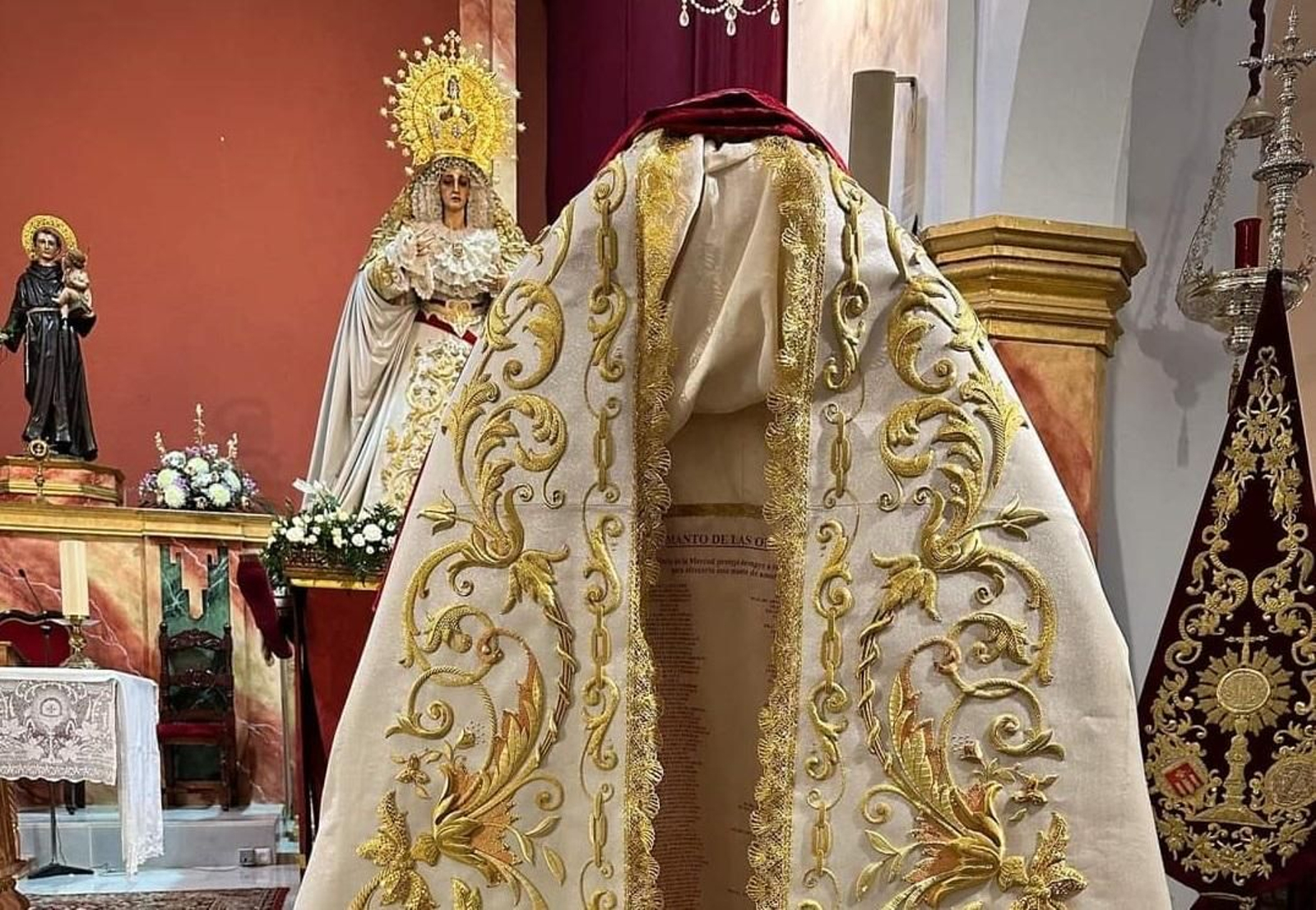El 'Manto de las Ofrendas', ante la Virgen de la Merced. El 'Manto de las Ofrendas', ante la Virgen de la Merced.