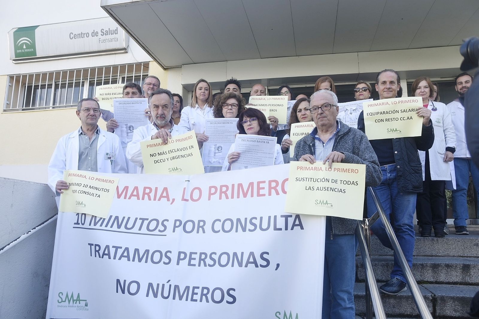 Los médicos de atención primaria en una concentración en el centro de salud de la Fuensanta