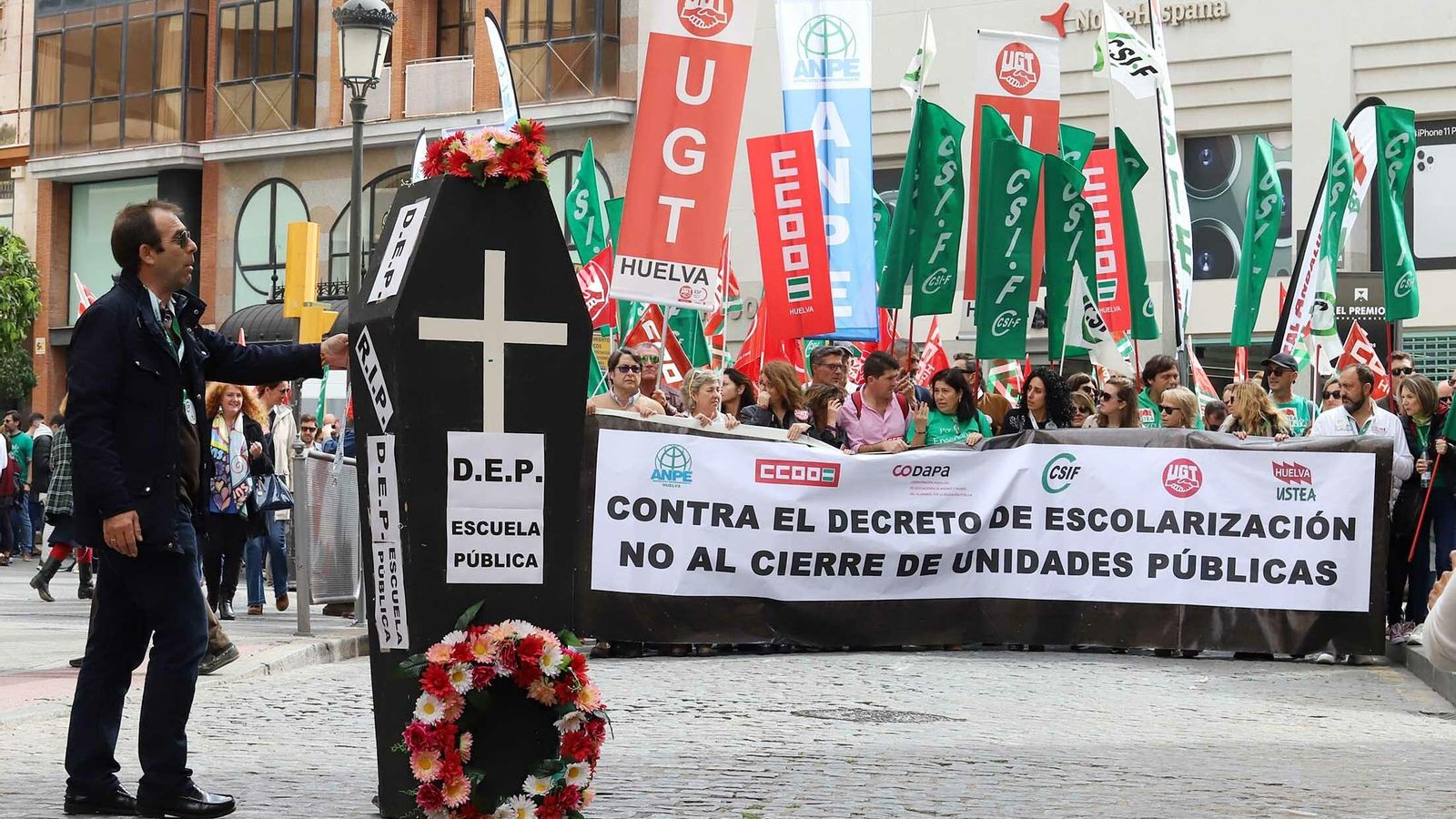 Cabecera de la comitiva con la representación de las organizaciones sindicales y educativas.