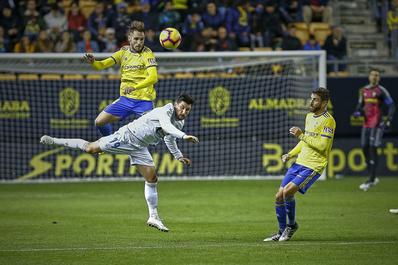 Rober Correa muestra fortaleza aérea en el Cádiz-Dépor de la pasada campaña.