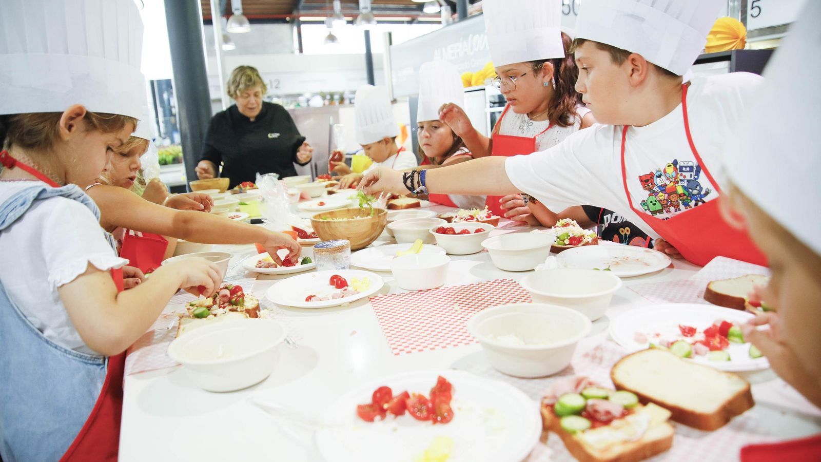 Las imágenes del taller infantil de cocina en el mercado de Almería