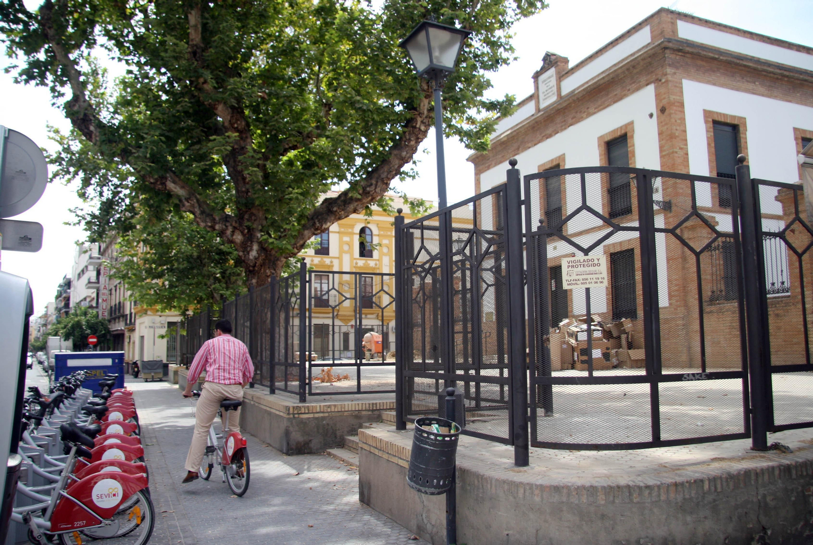 Fachada de los Altos Colegios de la Macarena.