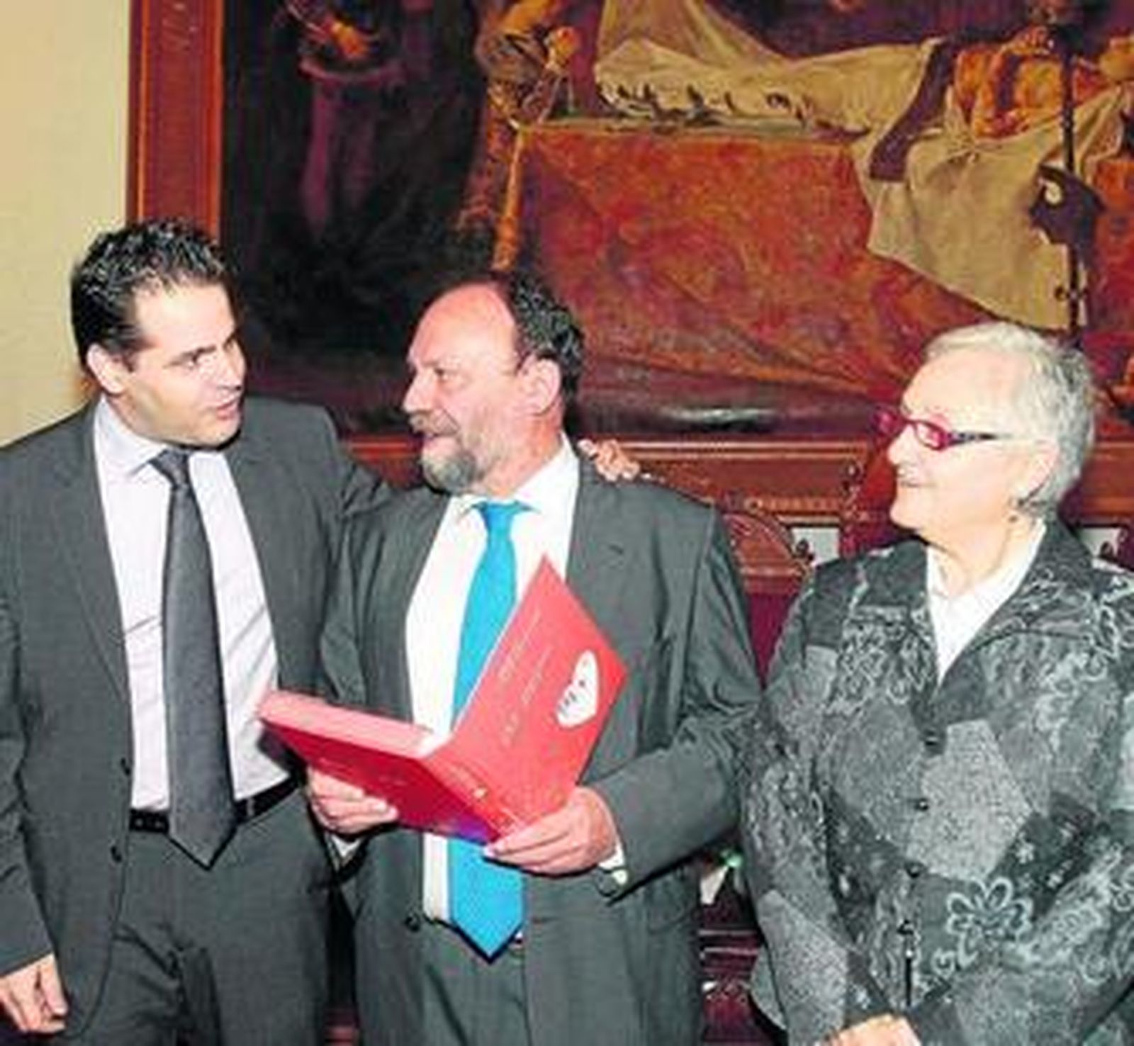 Jesús Chamorro, Francisco González Lodeiro y María Dolores Suárez, ayer, en el Hospital Real.