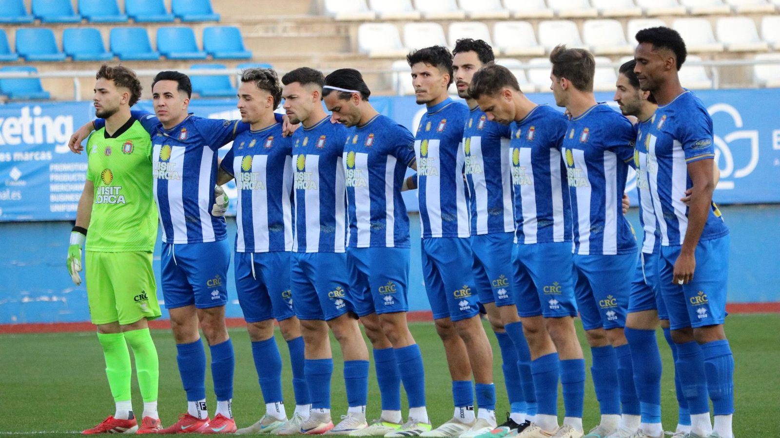 Los jugadores del Lorca guardan un minuto de silencio.