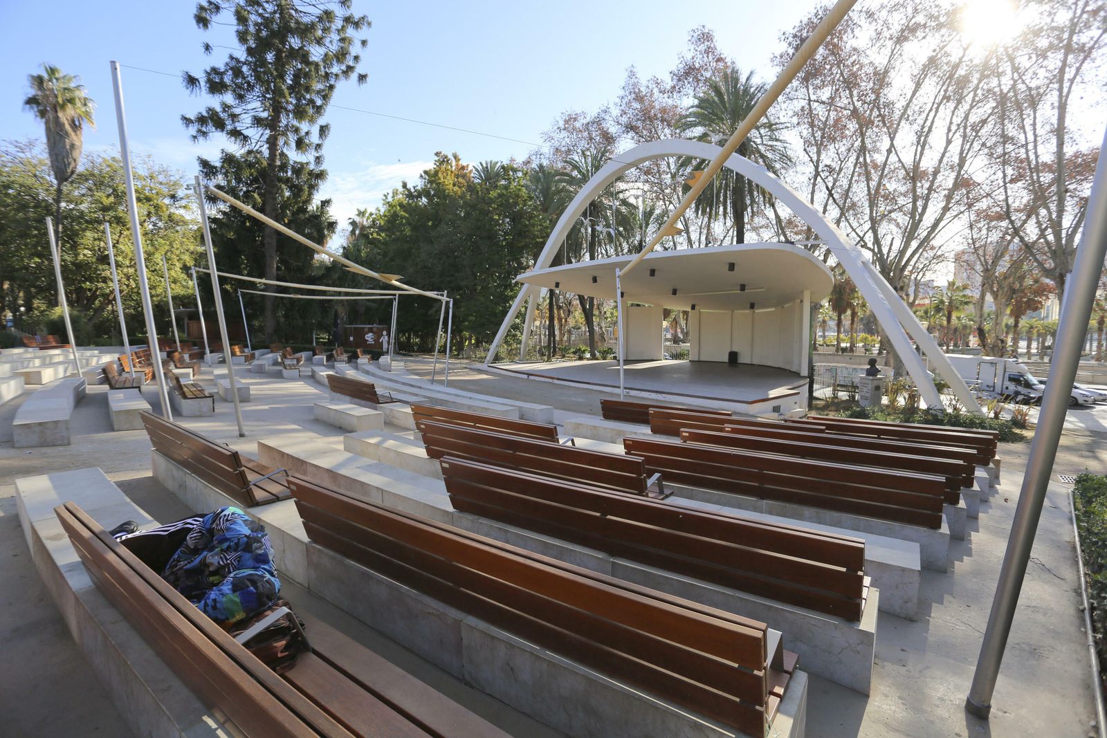 Un hombre duerme en el auditorio Eduardo Ocón del Parque de Málaga.