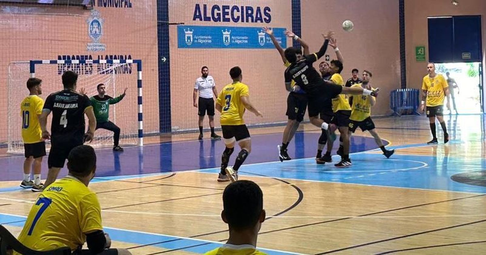 Sebas Restrepo es bloqueado por la defensa de Melilla