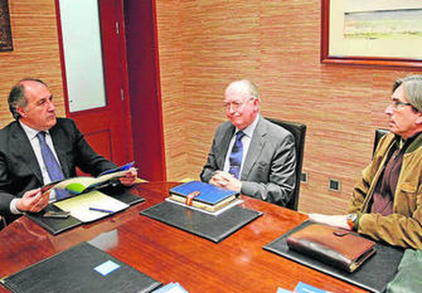 Un instante de la reunión del alcalde de Algeciras con la naviera.