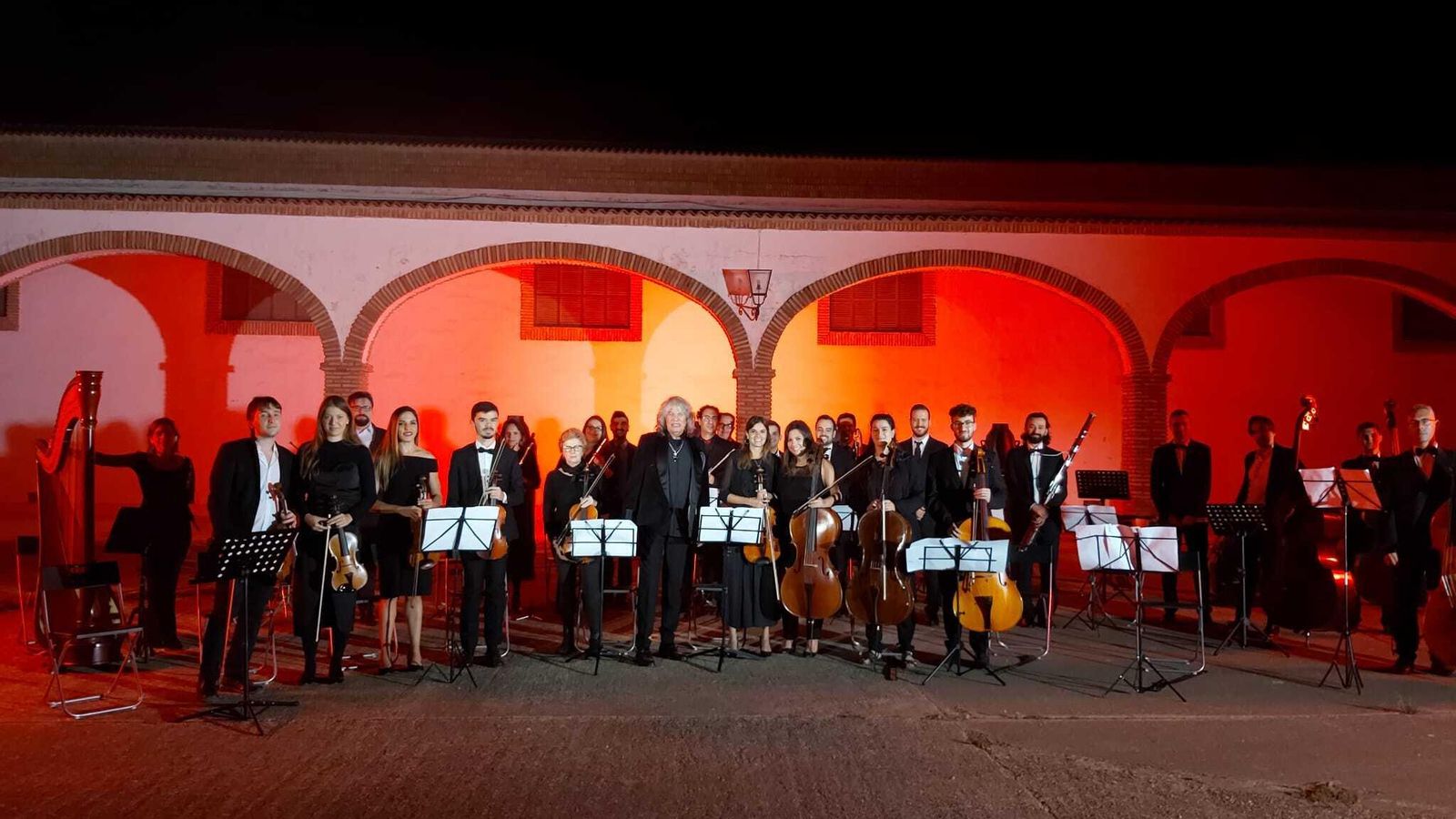 Músicos de las agrupaciones musicales de Jerez junto a José Mercé