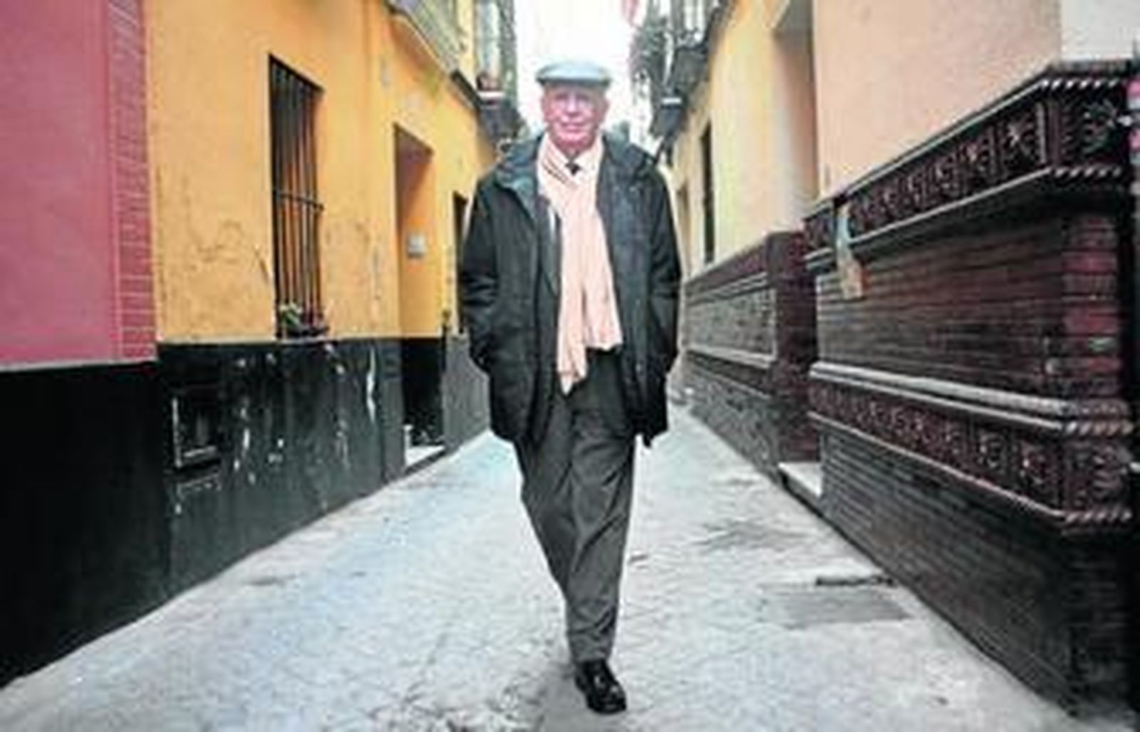 Emilio Lledó, paseando por Sevilla durante una visita realizada a su ciudad natal en 2011.