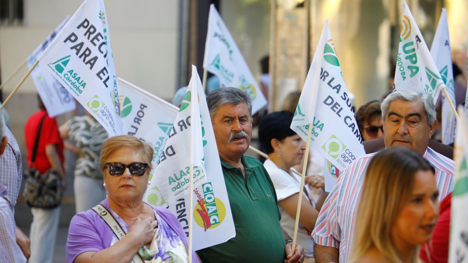 Varios de los participantes en la concentración, con sus banderas reivindicativas. Varios de los participantes en la concentración, con sus banderas reivindicativas.