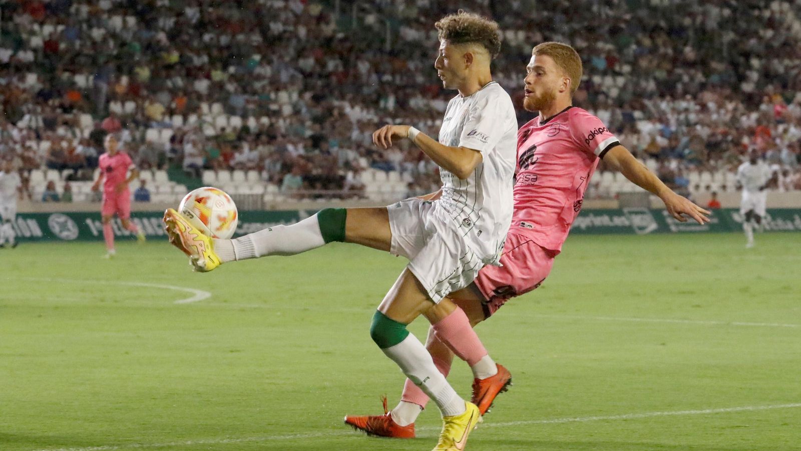 Simo intenta marcharse de David Vicente en el primer tiempo.