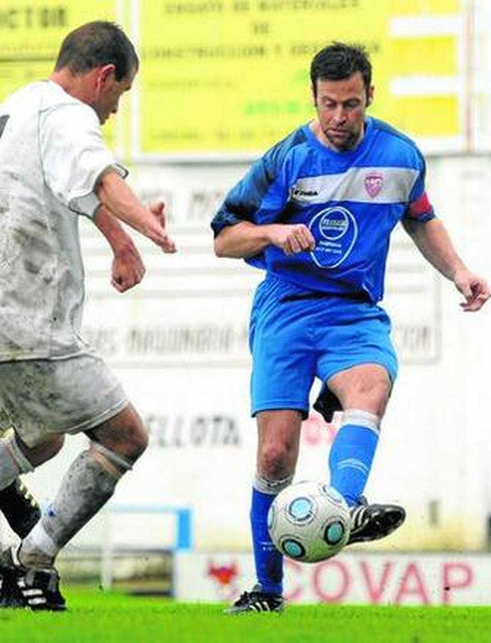 Lolo Prado toca el balón en presencia de un jugador del Pozoblanco.