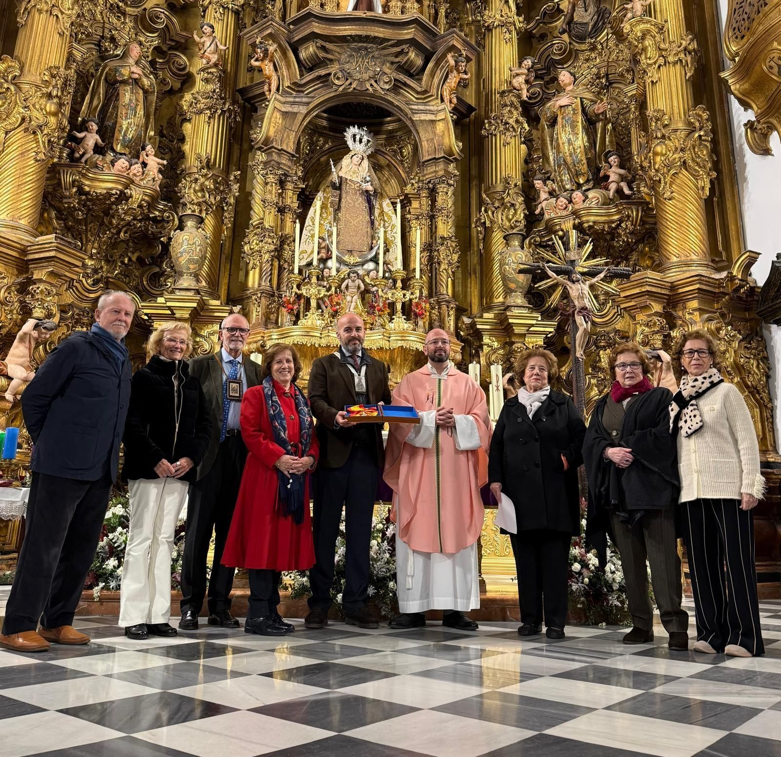 Familiares de  Alberto Orte Lledó con el padre carmelita David Alarcón y el hermano mayor de la Hermandad del Carmen, Pablo Durio, durante el acto de donación de la Gran Cruz del Mérito Naval con Distintivo Blanco a la Virgen del Carmen.