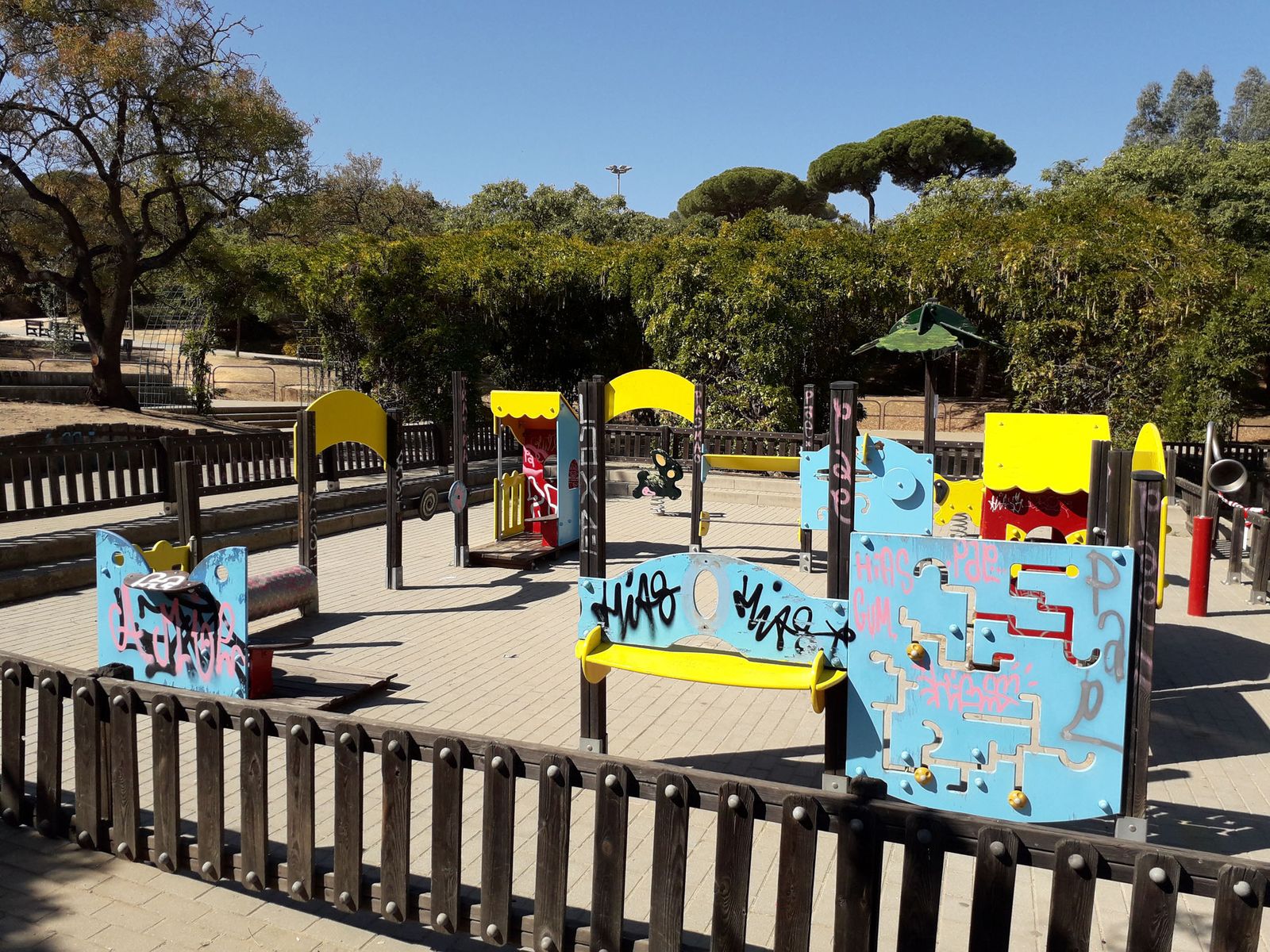 Elementos de juego llenos de pintadas y desperfectos en el interior del Parque Moret.
