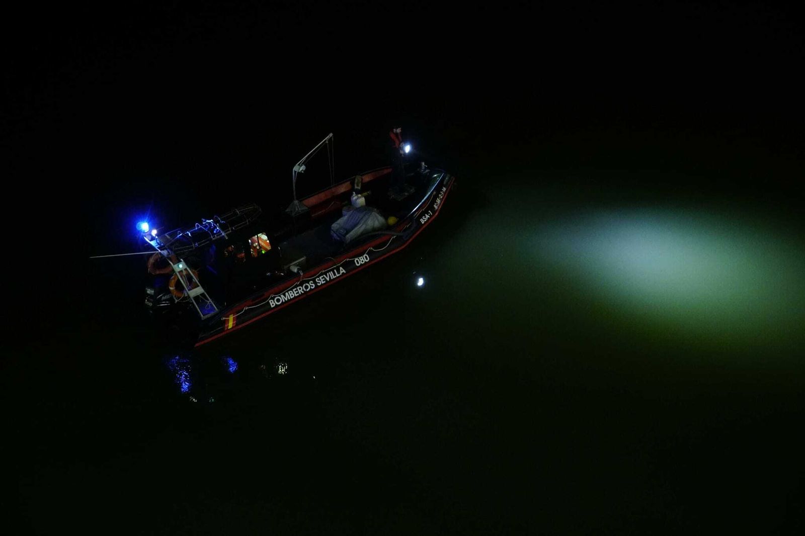 La lancha de los Bomberos, buscando en el río.