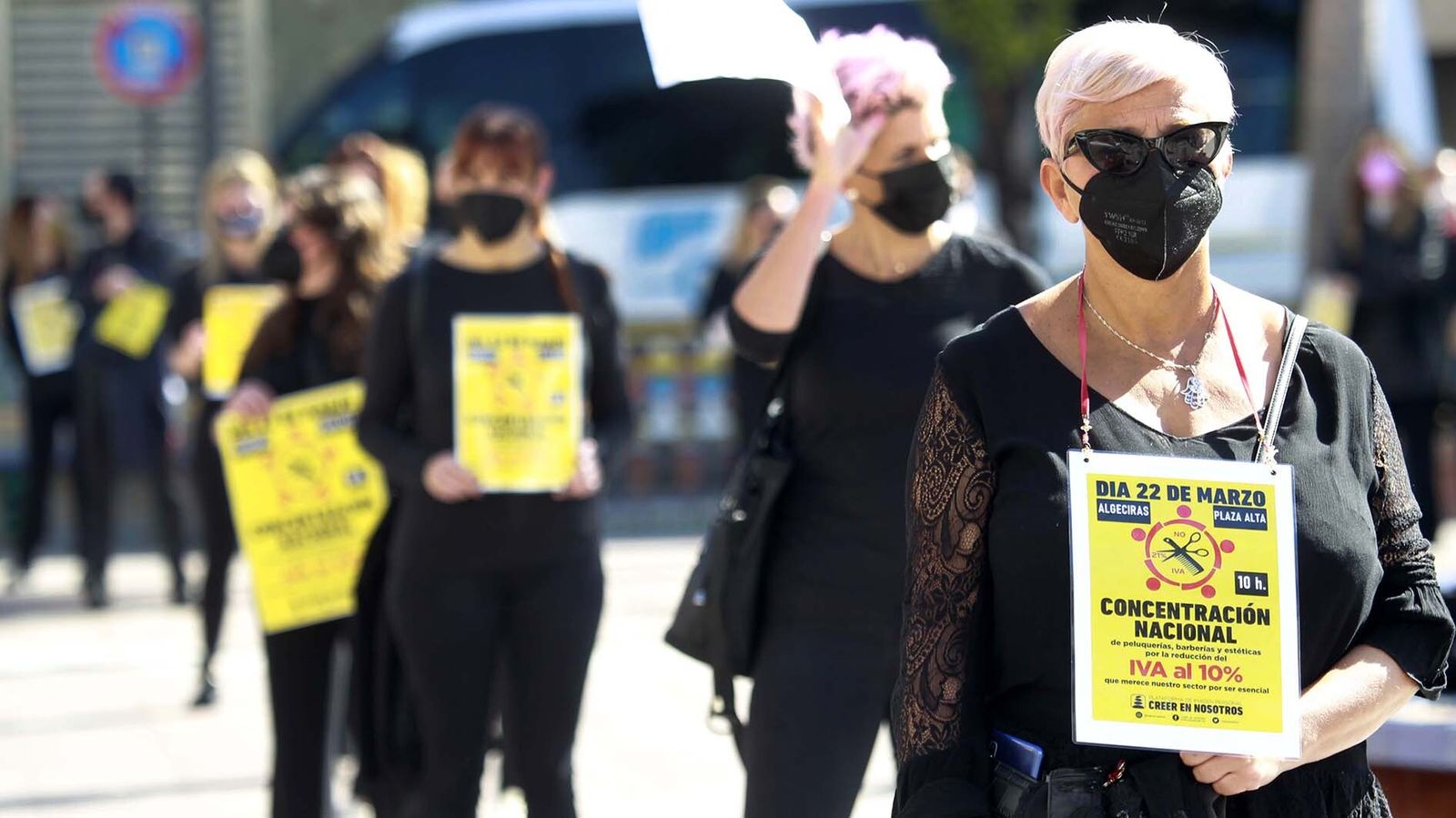 Las fotos de la protesta del sector de las peluquerías en Algeciras para exigir una bajada del IVA